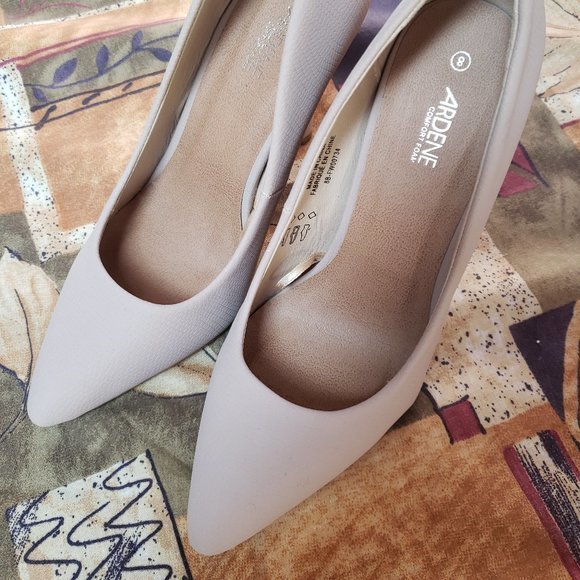Ardene Women's Size 8B Beige Pumps - Pre-owned - Picture 1 of 5